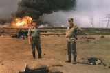 Hořící ropná pole nedaleko Kuwait City. Vlevo velitel praporu plukovník Ján Való, vpravo důstojník štábu podplukovník Jaroslav Kumbera.