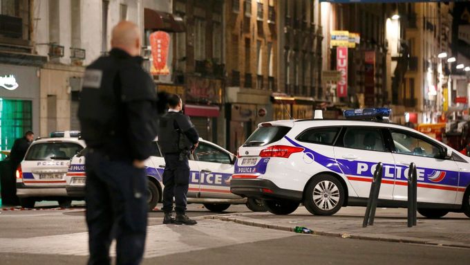 Policie při dnešním zásahu ve čtvrti Saint-Denis.