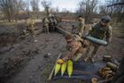 Ukrajinští vojáci nakládají na Nový rok munici poblíž frontové linie v Doněcké oblasti.