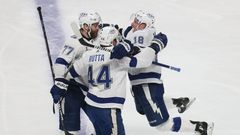 Jan Rutta, Victor Hedman a Ondřej Palát slaví branku ve třetím finále NHL 2021