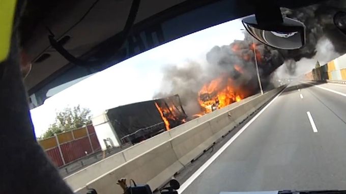 Zásah hasičů u tragické nehody na D1 u Brna.