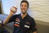 Také Daniel Ricciardo z týmu Toro Rosso může mlsat. Sympatický Australan dostal od svého maďarského fanouška speciální edici čokoládového krému se speciální etiketou.