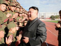 Kim Čong-un se severokorejskými vojáky. 