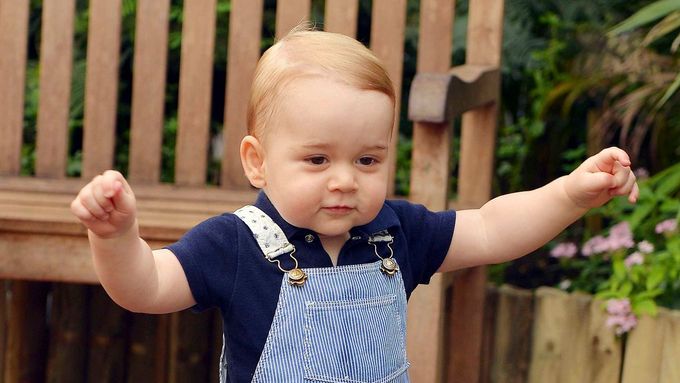 Rodiče chtějí pro prince George normální dětství. Fotografové jsou proti.