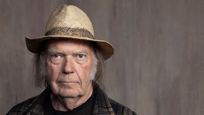 Neil Young (na snímku z roku 2019) je autorem písní jako Heart of Gold nebo Harvest Moon, natočil přes 40 alb.