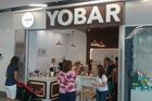 Mražené jogurty míří do dalších měst v Česku. Lidé si je sami ozdobí