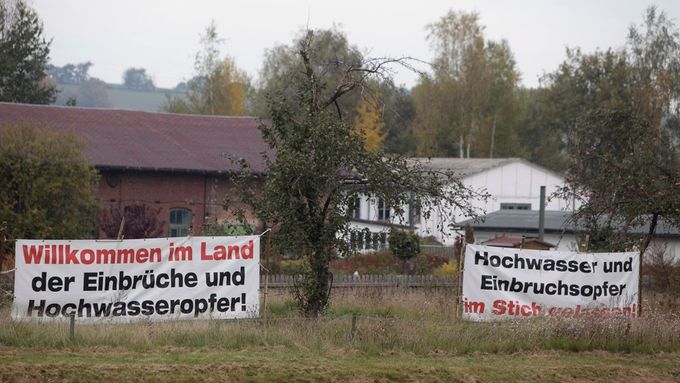 Na plotě hotelu v saském Ostritzu vítá lidi přijíždějící z Polska transparent "Vítejte v zemi vloupání a obětí povodní!" a další nápisy v podobném duchu.