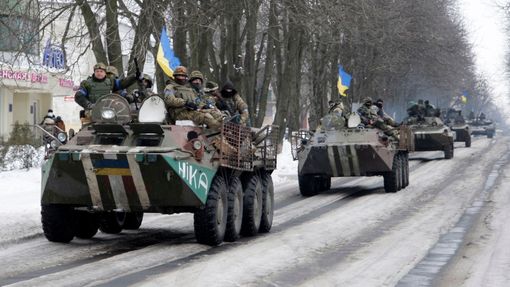 Kolona obrněných transportérů ukrajinské armády u města Volnovacha.