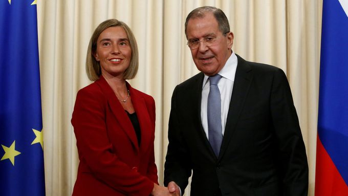 Šéfka diplomacie EU Federica Mogheriniová a ruský ministr zahraničí Sergej Lavrov.