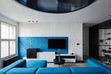 Jednotná linka bytu je v modré barvě, která je použita například v malbě na cihlové stěně v obývacím pokoji i na sedací soupravě.
