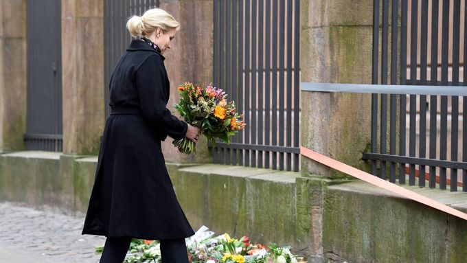 Dánská premiérka Helle Thorningová-Schmidtová pokládá květiny na místě teroristického útoku u synagogy v kodaňské ulici Krystalgade.