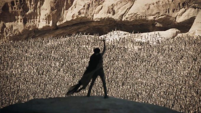 Na snímku z Duny 2 je Timothée Chalamet jako Paul Atreides.