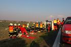 Po nehodě autobusu u Holic zůstává 15 lidí v nemocnici, mají především lehká zranění