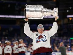 Cale Makar, vítěz Stanley Cupu 2022, je často označovaný jako nejlepší hokejový obránce současnosti.