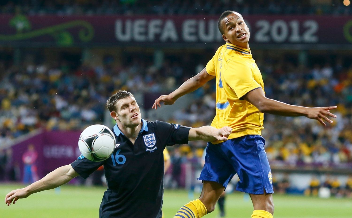 Anglický fotbalista James Milner brání Švéda Martina Olssona v utkání skupiny D na Euru 2012