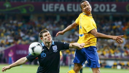 Anglický fotbalista James Milner brání Švéda Martina Olssona v utkání skupiny D na Euru 2012.