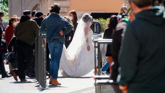 Lady Gaga (na snímku z natáčení ve svatebních šatech) ztvární odsouzenou Patrizii Reggianiovou.