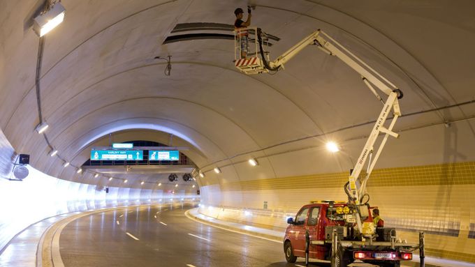 Záběr z posledních úprav tunelu Blanka těsně před otevřením v září 2015