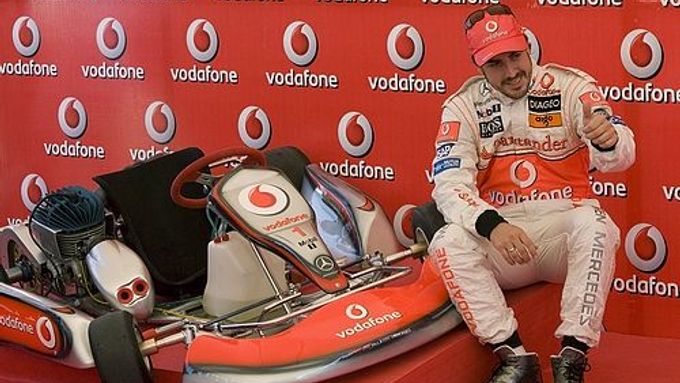 Fernando Alonso pózuje u motokáry při reklamní akci v ulicích tureckého Istanbulu.