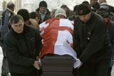 Smrt v tréninku. Nejhorším okamžikem zůstává smrt gruzínského sáňkaře Nodara Kumaritašviliho v tréninku den před zahájením her. Na snímku rakev s jeho tělem zahalená do státní vlajky v rodném městě v Gruzii