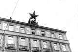 V roce 1956, kdy v Maďarsku vypuklo povstání proti stalinistické vládě, rudé hvězdy lidi popouzely.