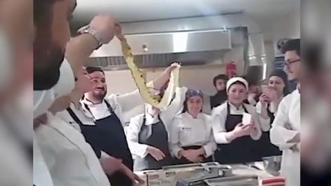 Kuchař ukázal fígl, jak z brambory nožem udělat velmi dlouhý plátek