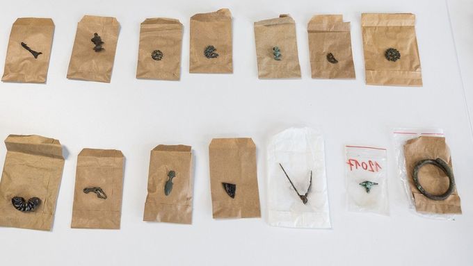 Unikátní nález v místě bývalého keltského hradiště v trase budoucí dálnice D35 obsahoval jantar, stříbrné a zlaté mince, sponu i keramiku.