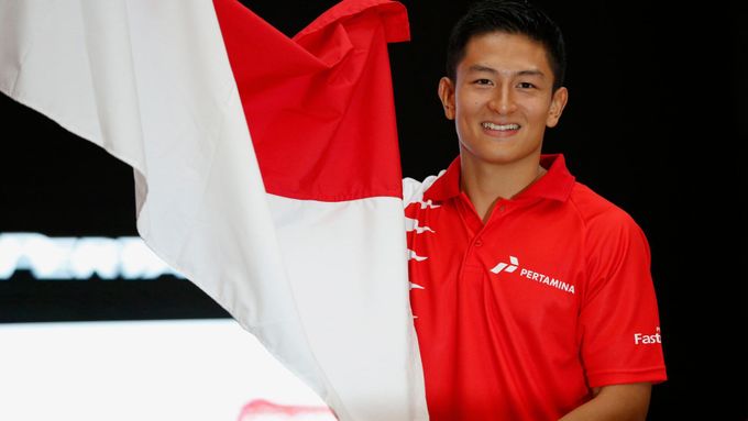 Rio Haryanto pózuje s indonéskou vlajkou po podpisu kontraktu s týmem Manor.