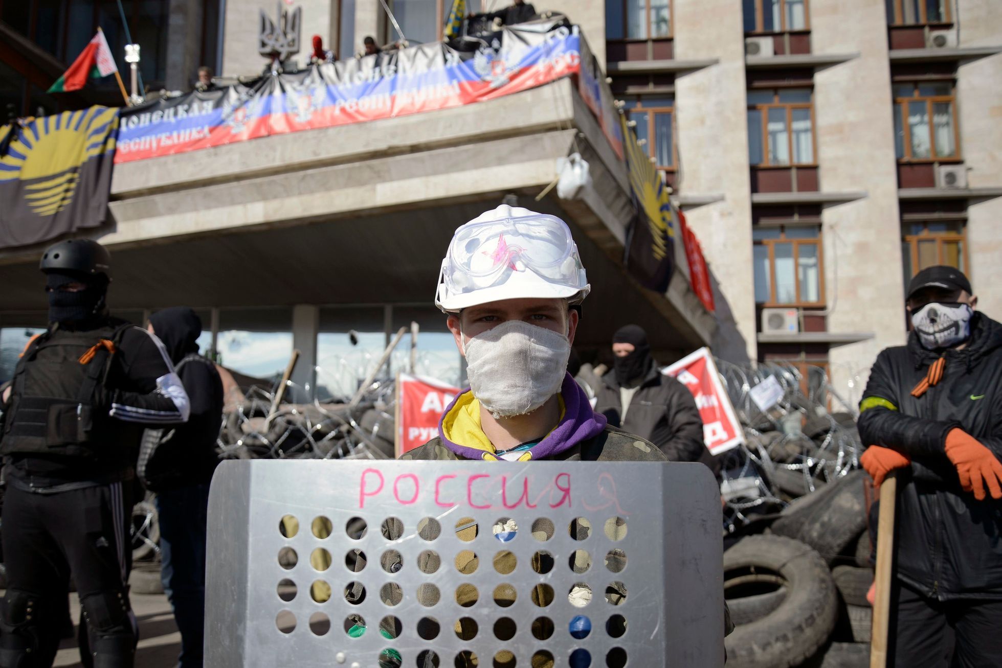 Proruský demonstrant - Doněck, 8. dubna 2014