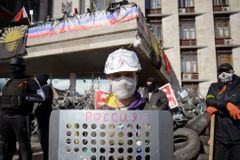 Proruští aktivisté před budovou oblastní správy v Doněcku na východě Ukrajiny. (8. dubna 2014)
