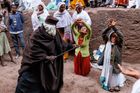 FINALISTA: Etiopský vymítač ďábla. Kněz provádí během pouti do Lalibely exorcismus u dvou žen, o kterých jsou lidé přesvědčeni, že je posedl ďábel. Foto: Mario Adario