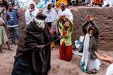 FINALISTA: Etiopský vymítač ďábla. Kněz provádí během pouti do Lalibely exorcismus u dvou žen, o kterých jsou lidé přesvědčeni, že je posedl ďábel. Foto: Mario Adario