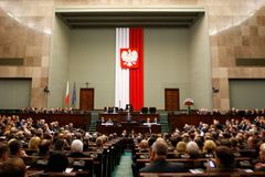 Rodiny při narození postižených dětí dostanou podporu, schválil polský parlament. Opozice je proti