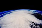 Na Mexiko se řítí hurikán Patricia. Má rychlost 325 km/h, dostal by do vzduchu letadlo