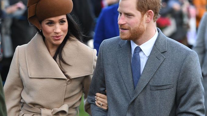 Snoubenka prince Harryho se poprvé objevila na veřejnosti spolu s královnou, navštívily vánoční mši
