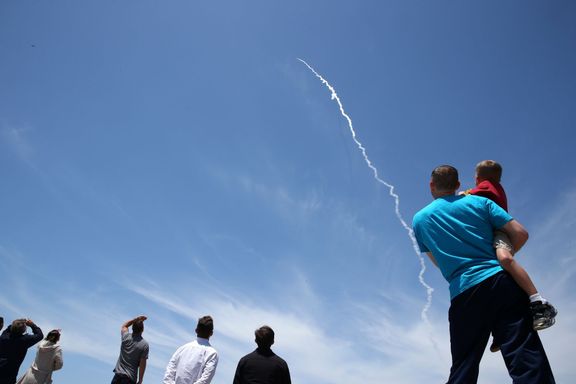 Lidé přihlížejí testu amerického protiraketového obranného systému.