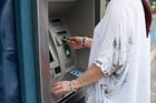 Skimmeři v akci. Policie zadržela v Praze cizince, kteří dávali čtečku do bankomatu