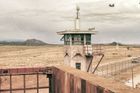 Rozlehlý pozemek o zhruba 114 hektarech se stal nechvalně proslulým poté, co 28. dubna 2004 zveřejnila americká televize CBS News zprávy o týrání iráckých vězňů armádou USA, včetně fotografií. Ilustrační snímek z filmu The Boys of Abu Ghraib, který o věznici pojednává.