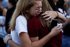 Otec studentky zabité ve škole na Floridě žaluje expolicistu, který nezasáhl