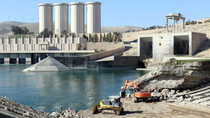 Zpevňování mosulské přehrady. Ilustrační foto.
