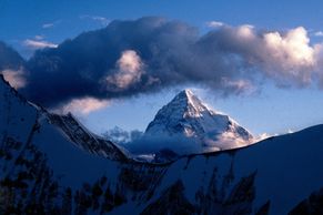 Na K2 hrozí tragédie, v zóně smrti se ztratili tři horolezci. Další po pádu zemřel