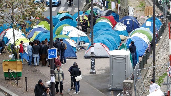 Stany migrantů v ulicích Paříže