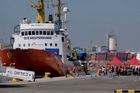 Loď Aquarius vyrazila znovu na moře, na palubu v pátek vzala 141 migrantů. Zatím neví, kam je doveze