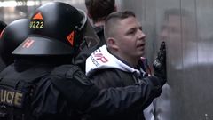 Příznivci Dělnické strany sociální spravedlnosti (DSSS) vykřikovali v centru Prahy národovecká hesla a svátek zakončili srážkou s policií.