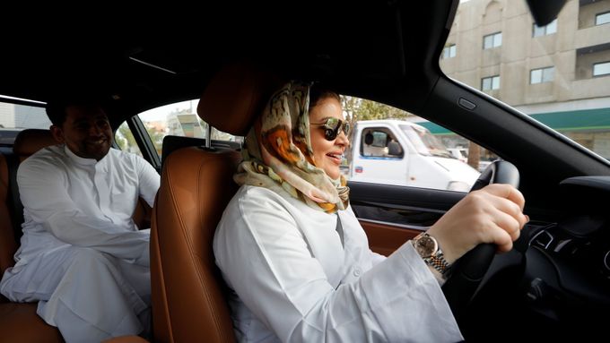 Ženy v Saúdské Arábii mohou řídit auto od neděle.