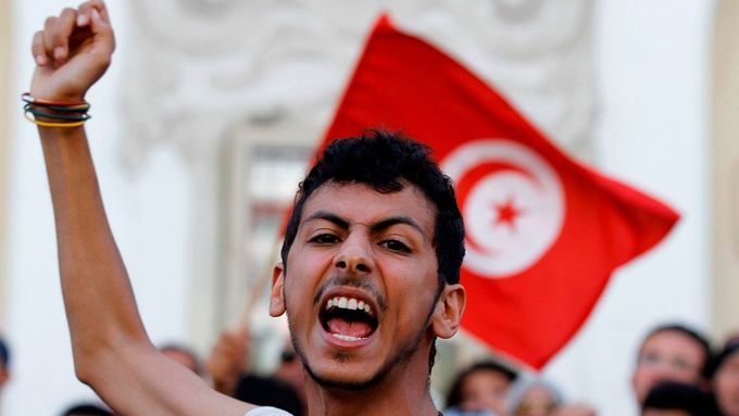 Demonstrací v Tunisu se zúčastnilo na deset tisíc lidí.