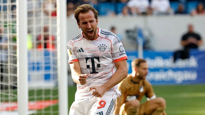 Harry Kane slaví jeden ze tří gólů, kterými pomohl Bayernu Mnichov k vítězství 4:1 na půdě Hoffenheimu