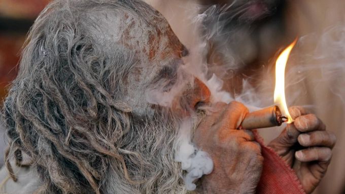 Abys mohl kouřit, musíš napřed držet, a to nemůžeš. (Ilustrační foto z Indie.)