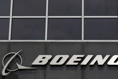 Další incident Boeingu. Letadlo muselo neplánovaně přistát kvůli naprasklému sklu