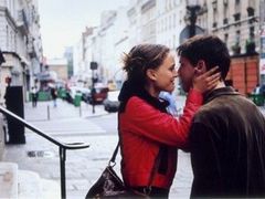 Natalie Portmanová ve filmu True z Paris je t´aime